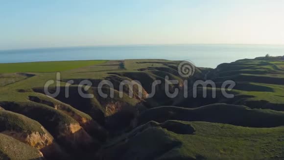 雄伟的空中飞行通过史诗般的山丘景观飞向大海欧洲4k视频的预览图