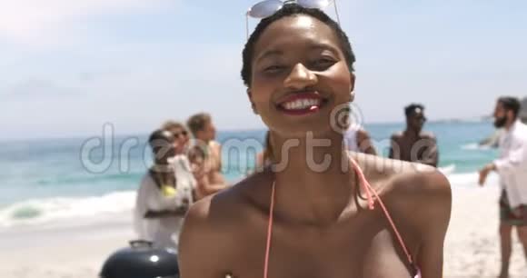 非洲裔美国妇女在海滩上飞吻跳舞的正面景色视频的预览图