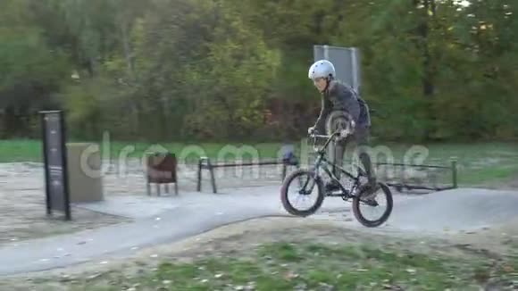 一个骑自行车的男孩视频的预览图
