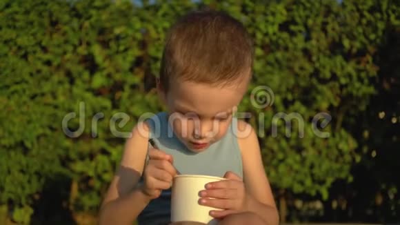 在公园吃冰淇淋的男孩视频的预览图