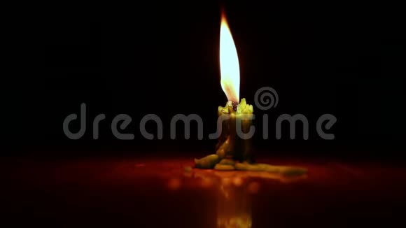 在黑色背景上隔离的近距离单一蜡烛火焰视频的预览图