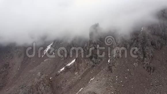 哈萨克斯坦阿拉木图雾中神秘的峡谷视频的预览图