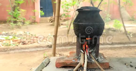 印度的村民用木柴作燃料早上洗澡视频的预览图