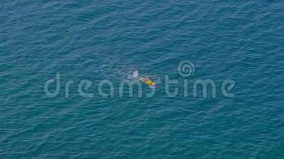 穿黄色泳衣的女人在海里游泳没有人视频的预览图