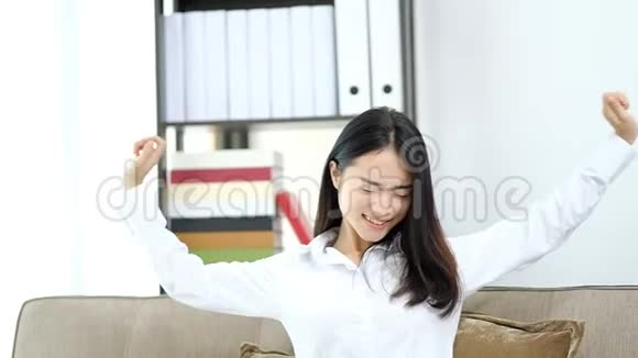 疲惫的商务女性在家庭办公室工作忙碌的亚洲女孩在工作中头痛健康问题焦虑视频的预览图