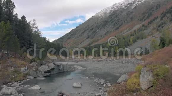 山河和湖被石头和岩石包围景观山溪或河流视频的预览图