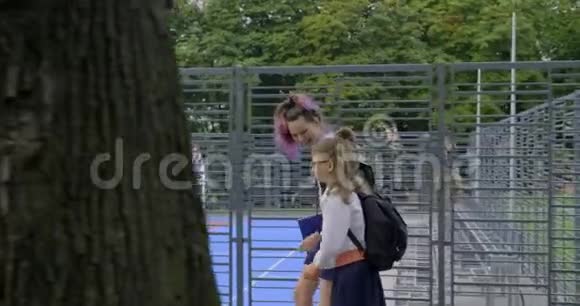 两个女孩姐妹上学穿着校服带背包的孩子视频的预览图