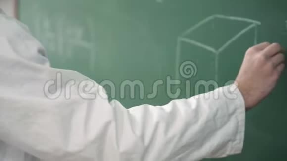手拿粉笔在黑板上书写数学公式或方程式视频的预览图