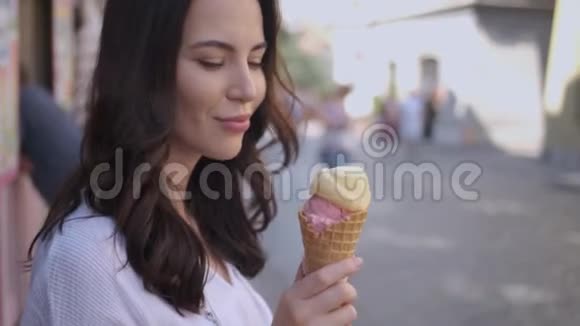 美丽的黑发女人吃美味可口的冰淇淋视频的预览图
