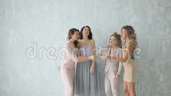 四个美丽的女人在迷人的聚会上快乐的朋友群点燃火花开心地笑着庆祝视频的预览图