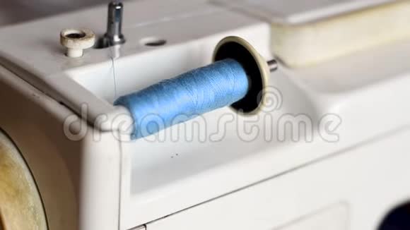前景中一台缝纫机主轴上高质量的蓝色筒管线视频的预览图