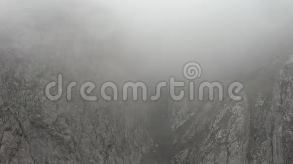 哈萨克斯坦阿拉木图雾中神秘的峡谷视频的预览图