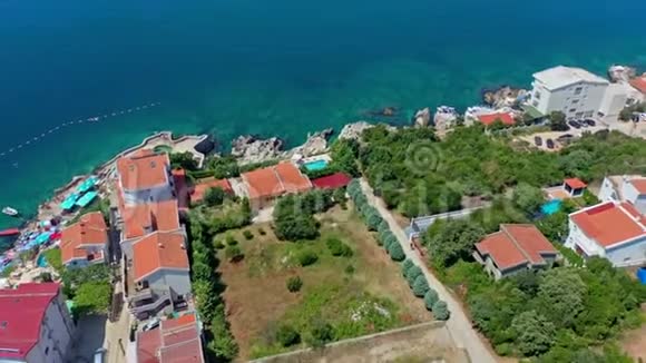 一个海滨村庄的空中拍摄视频的预览图