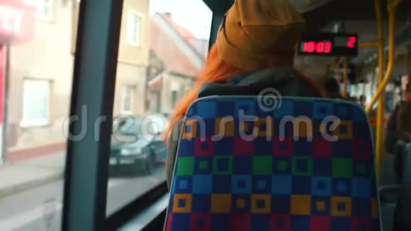 公共交通工具的乘客向窗外看视频的预览图