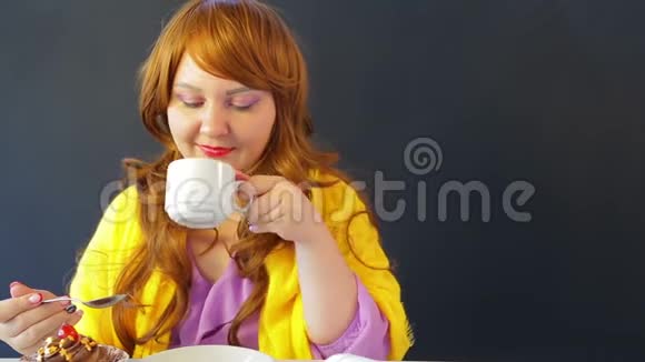 那个在餐桌旁的咖啡馆里喝茶吃蛋糕的女孩视频的预览图