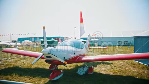 带有前阀的彩色飞机户外飞机博览会夏季视频的预览图