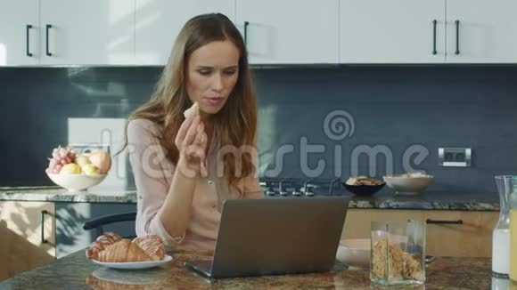 商务女性在豪华厨房看视频女人有坏消息视频的预览图