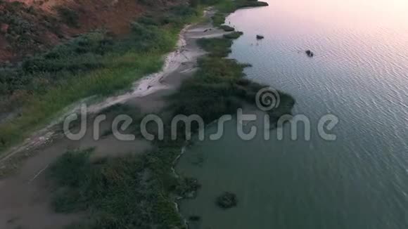 傍晚日落时分海岸带悬崖的无人机拍摄的空中视频视频的预览图