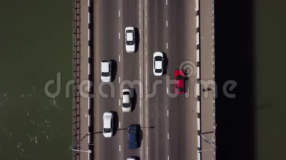 驾驶的视野4K空中俯视桥上的汽车视频的预览图