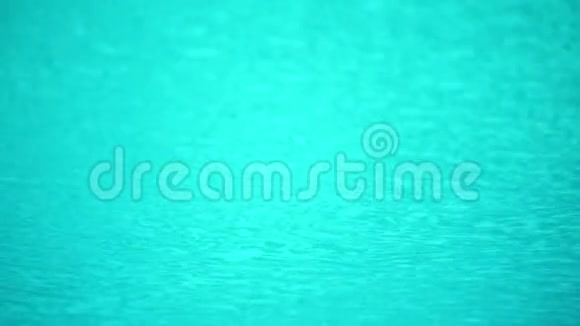 自然光线和移动的水面模糊美丽的水下景色视频的预览图
