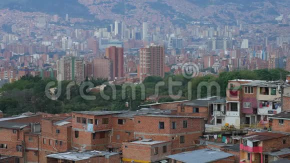 以城市中心为背景的哥伦比亚麦德林13社区景观倾斜视频的预览图