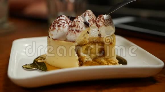 勺子在咖啡店里打碎了一块提拉米苏蛋糕慢动作特写视频的预览图