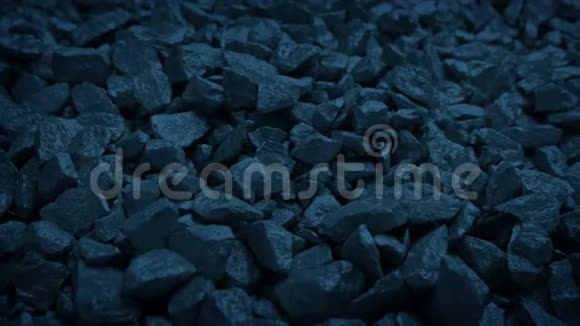 穿过蓝色金属矿物岩石视频的预览图
