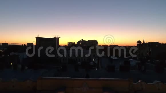 日落时敖德萨老城的轮廓视频的预览图