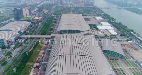 大型会展中心琶洲临江全景鸟瞰飞越琶洲展览中心视频的预览图