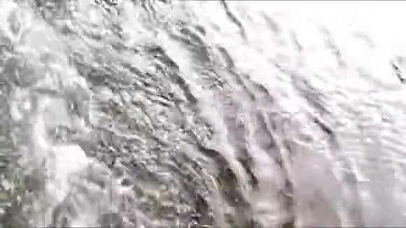 被摄像机拍到的清澈的河水视频的预览图