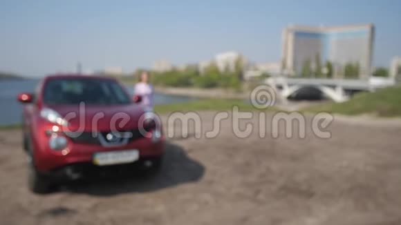镜头前一个男人挥动一把汽车钥匙一个快乐的女孩跑起来拿着它跑到车上4K慢慢视频的预览图