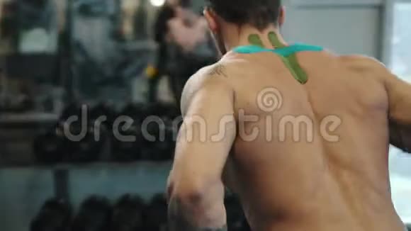 肌肉男在健身房训练视频的预览图