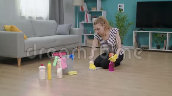 一个疲惫的女人打扫了她的房间擦了擦她的额头视频的预览图