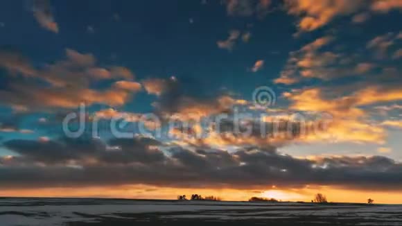 傍晚日落时的冬季草地乡村雪景上方自然明亮的天空色彩视频的预览图