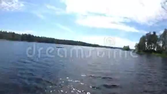 游客带着摄像机在湖水中跳跃水下的气泡反射来自阳光视频的预览图