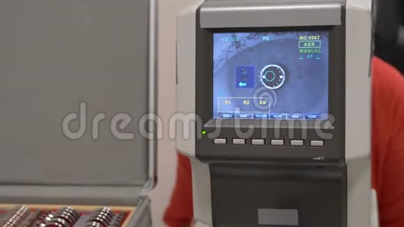 慢动作眼闪烁眼检查现代自动拖拉机计算机控制的机器医疗服务视频的预览图
