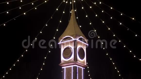 钟楼装饰圣诞灯灯泡花环在城市广场新年市场相机飞来飞去视频的预览图