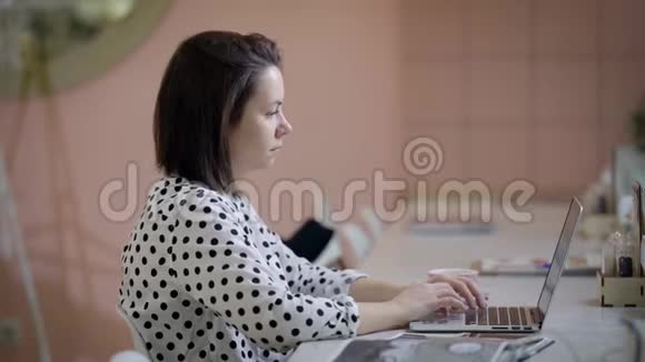 咖啡店里有笔记本电脑的女人视频的预览图