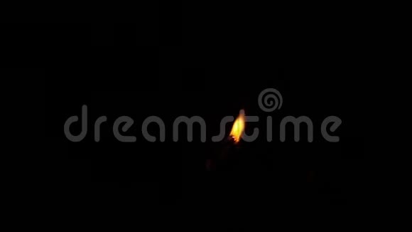 着火了火焰火花最后从黑色背景上的火焰中消失视频的预览图