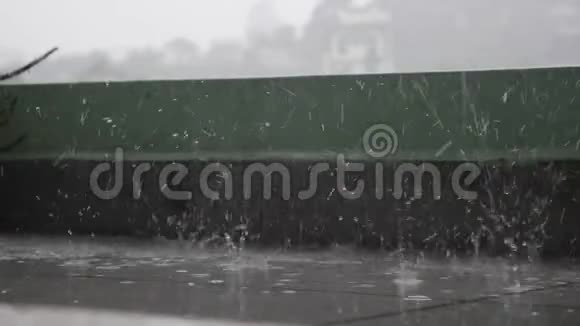 特写大的大的大的雨滴随着浪花落下水溅在地板上雨中的大水滴视频的预览图