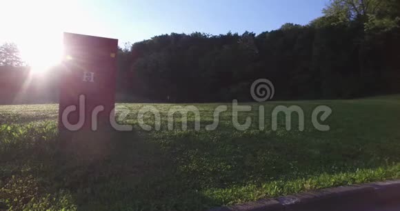 清晨的日出和前景中的消防栓沿着一条有丘陵居住背景的道路拍摄视频的预览图