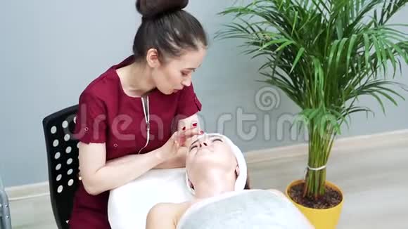 亚洲女性美容师在手术前诊断病人皮肤视频的预览图