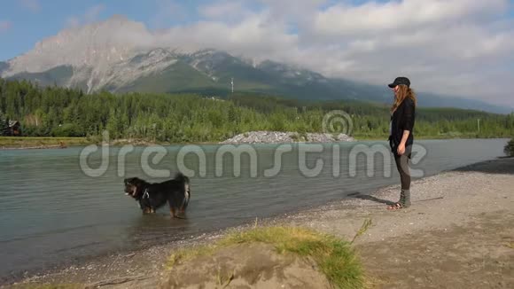 湖边的女人和狗视频的预览图