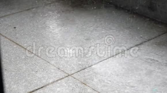 特写大的大的大的雨滴随着浪花落下水溅在地板上雨中的大水滴视频的预览图