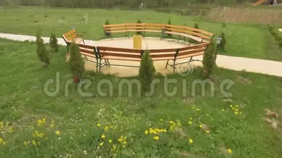 绿色庭院有开放的露台长凳和长椅视频的预览图