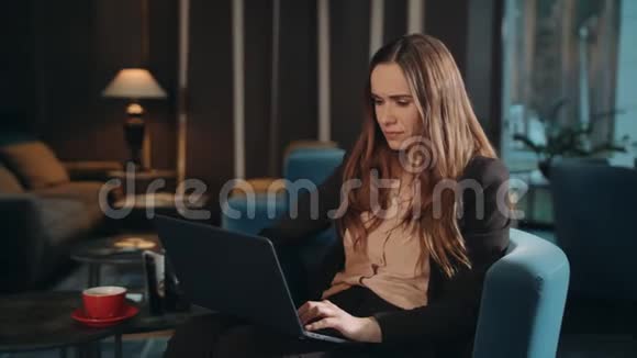 办公室里坐着笔记本电脑的不开心的女人女商人视频的预览图