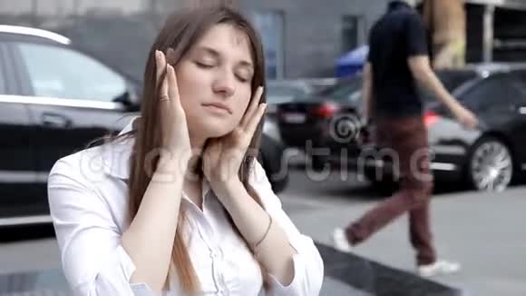这个女孩从市中心的街道上头痛城市噪音视频的预览图