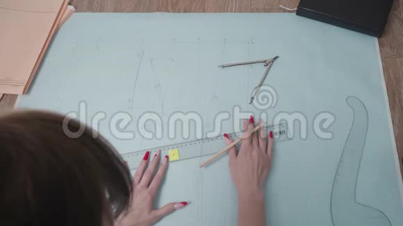 女人在纸上画曲线视频的预览图