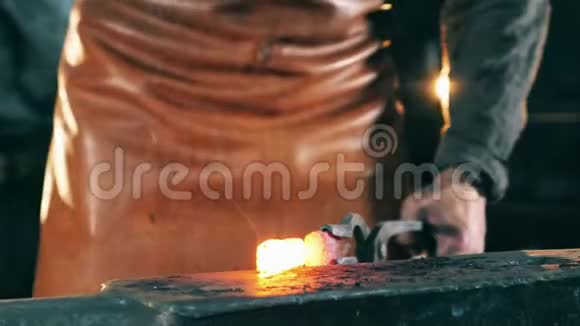 铁砧上专业铁匠成型刀视频的预览图