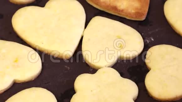 刚做的饼干放在烤盘上很酷心形和花朵形状的饼干一个倒过来视频的预览图